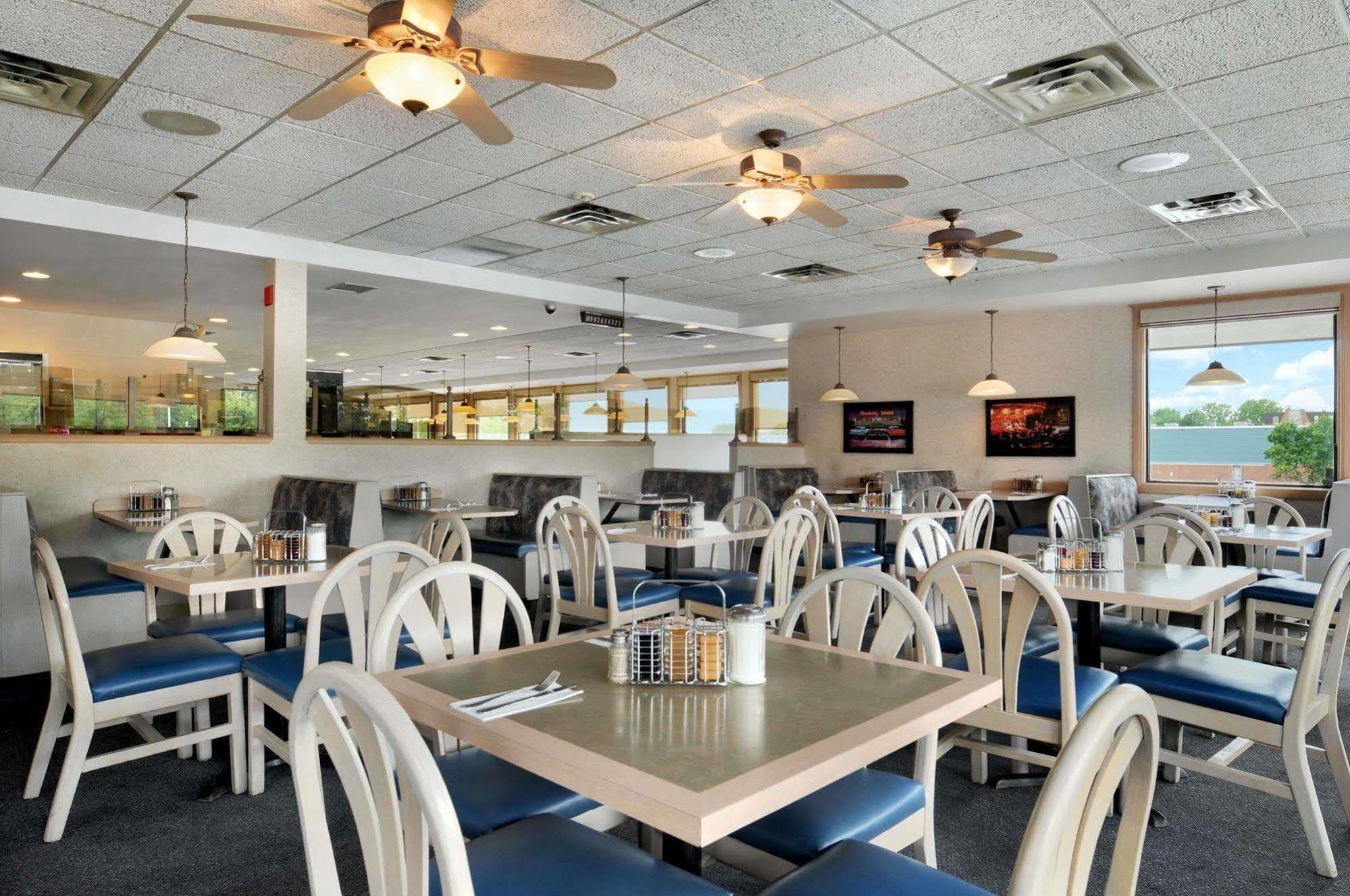 Days Inn By Wyndham Niagara Falls Lundys Lane מראה חיצוני תמונה